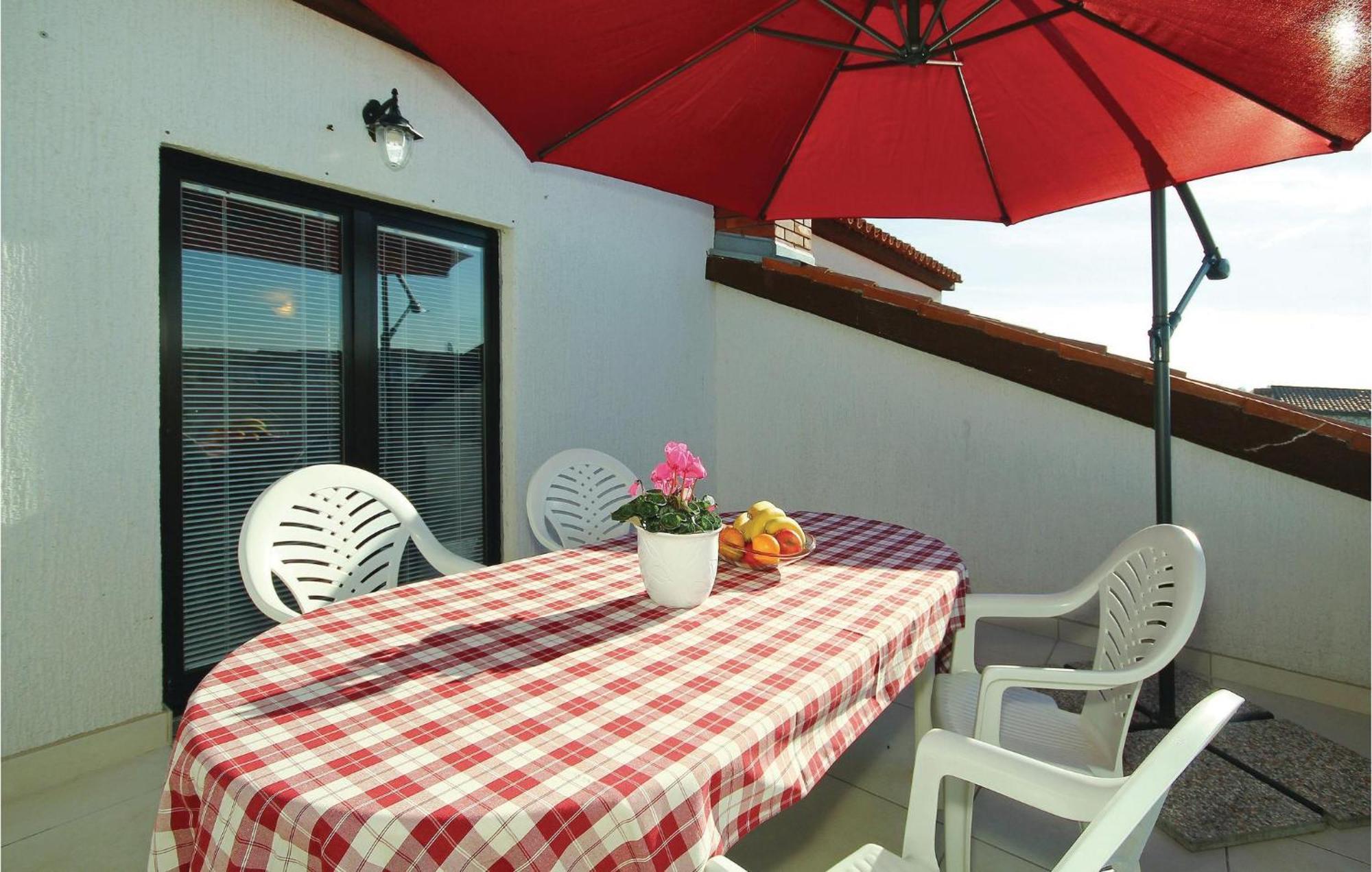 3 Bedroom Gorgeous Apartment In Poreč Eksteriør billede